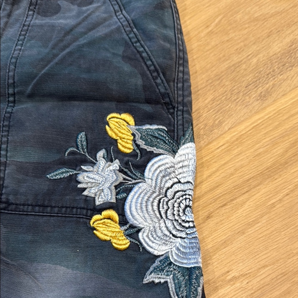 Embroidered Floral Women's Shorts - Picture 2 of 3